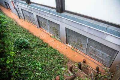 Fellbach: Unwetter sorgt fuer ueberflutete Fahrbahnen - Tennishalle 2 Stockwerke unter Wasser